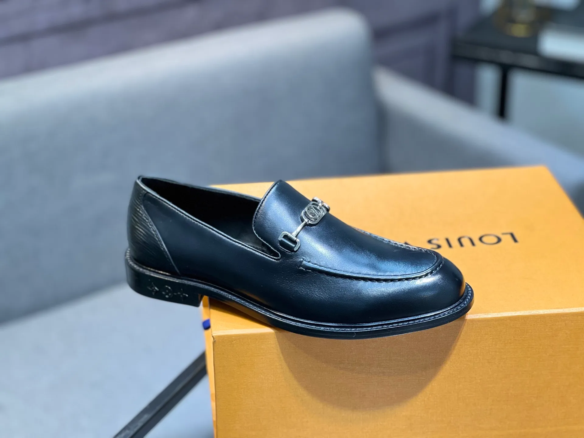 Men's shoes 💰1020 LV top luxury brand, high-quality men's business formal leather shoes, imported genuine leather soles! Customized imported leather, the first layer of open-edge beaded lacquered cowhide, the texture is incomparable, the imported cowhide lining, high-end high-end shoes, don't miss it! size:39-44 (Male 38 45 46 customized)